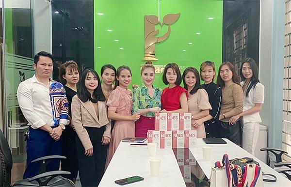 Team Hải Yến Nine's Beauty Tại buổi họp công ty