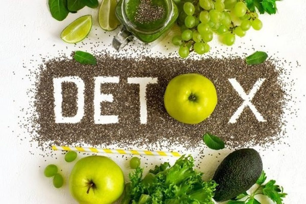 Rau xanh và trái cây là loại thực phẩm chủ yếu của phương pháp detox.